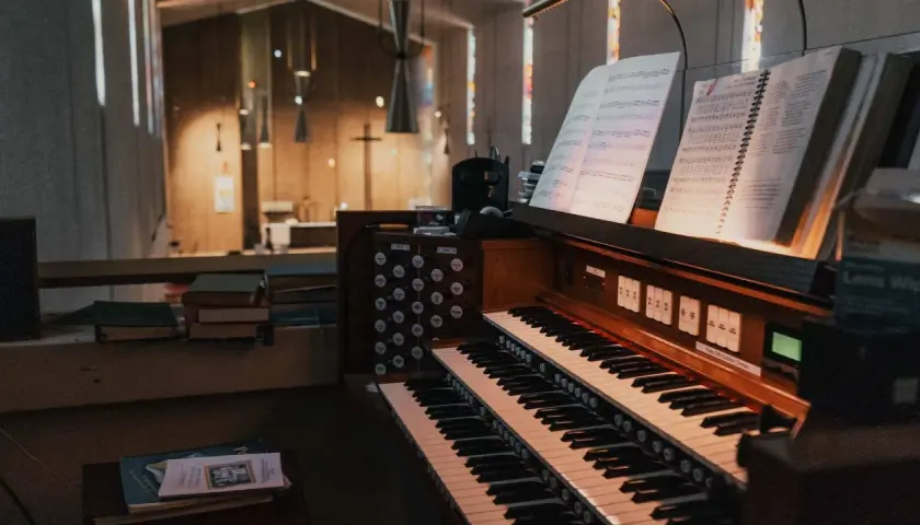 Jak nauczyć się grać na organach kościelnych? Podstawy i wskazówki