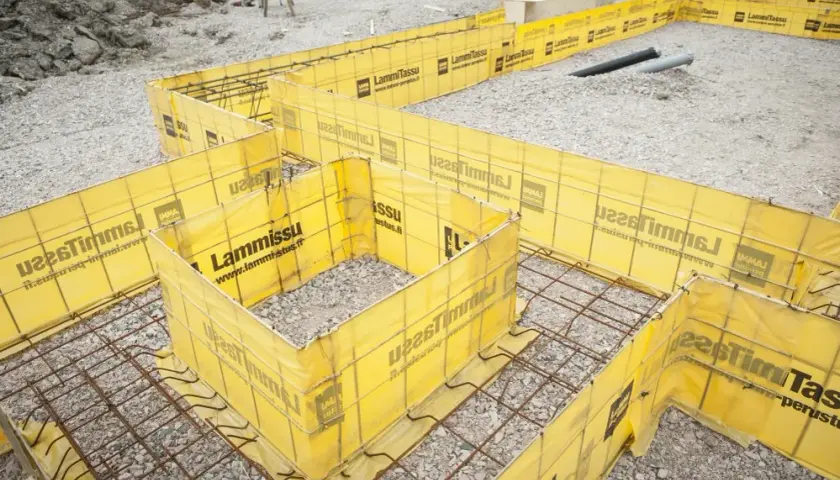 Szalunek tracony ławy fundamentowej: zalety i zastosowanie