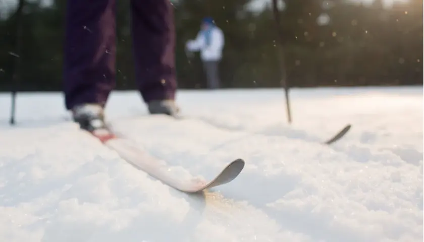 Crossbreedowe dyscypliny narciarskie: gdzie narty spotykają inne sporty i technologie
