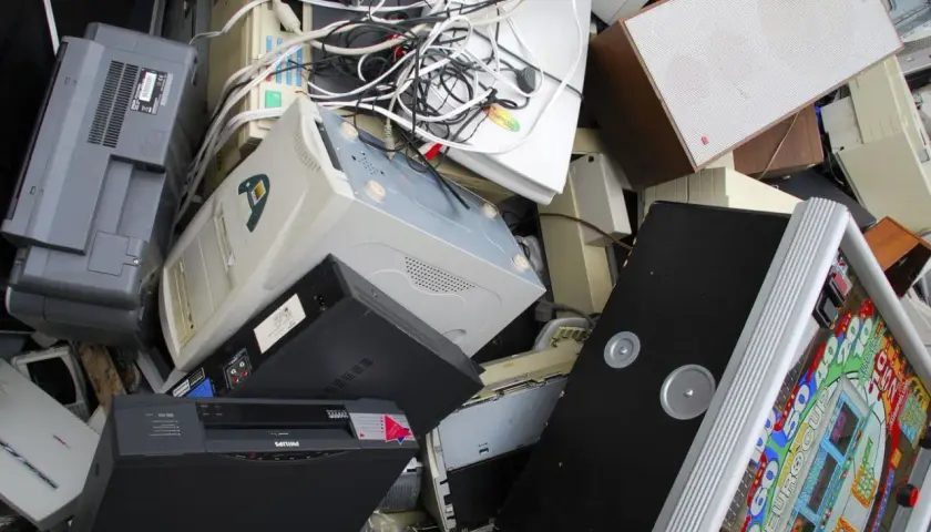 Gdzie wyrzucić elektrośmieci w Warszawie? Kompletny przewodnik