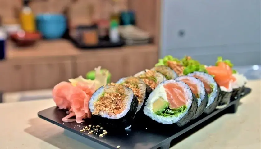 Jak zrobić sushi z łososiem - proste przepisy, które zaskoczą smakami