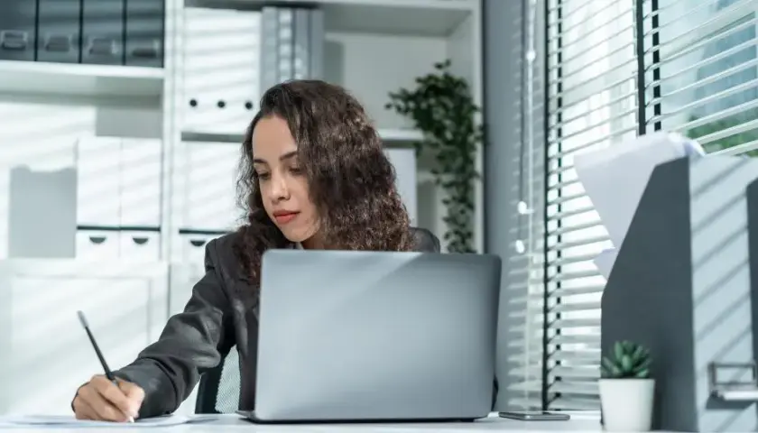 Kto ustala zakres obowiązków pracownika i jakie ma to konsekwencje?