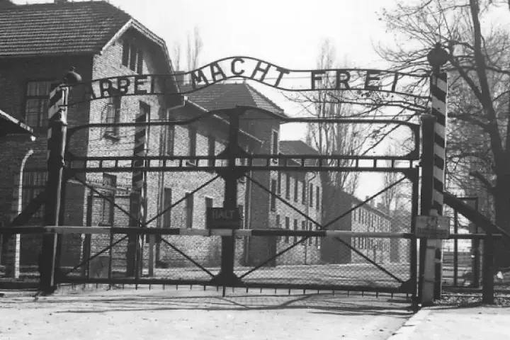 W którym roku powstało Auschwitz? Odkryj jego mroczną historię