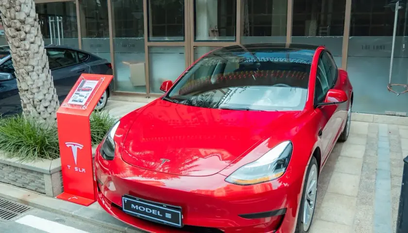 Tesla performance: czym wyróżnia się ta wersja modelu?