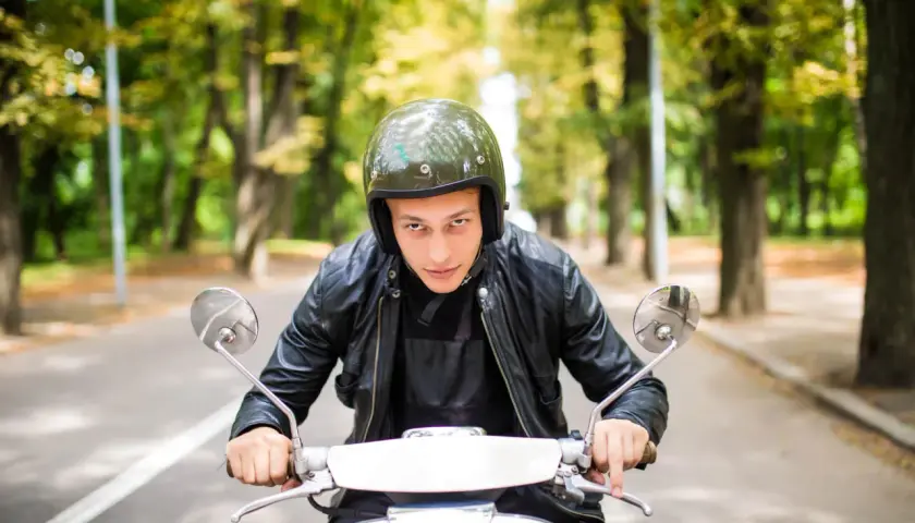 Jaki kask na motorower? Wybierz najbezpieczniejszy model dla siebie