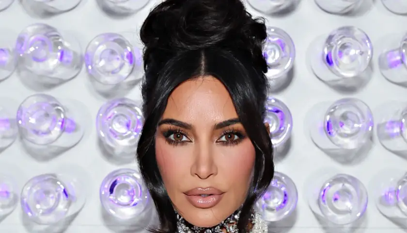 Kim Kardashian i jej wyjątkowe style manicure francuskiego