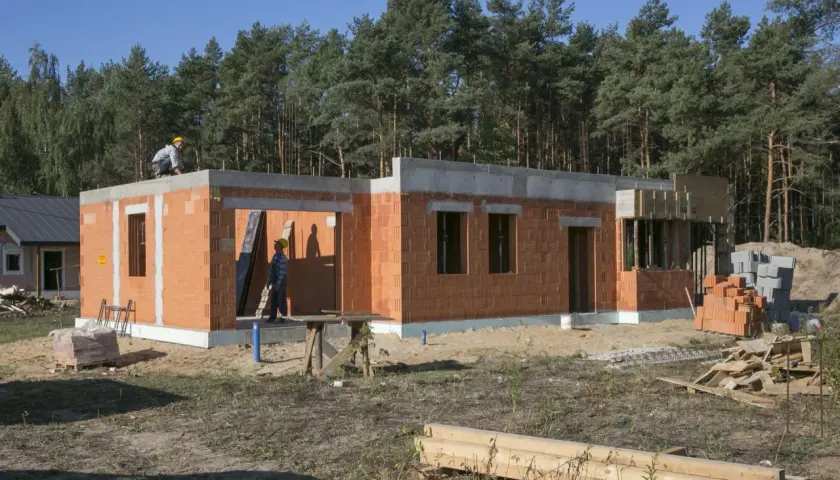 Porównanie materiałów budowlanych: co wybrać, aby zaoszczędzić?