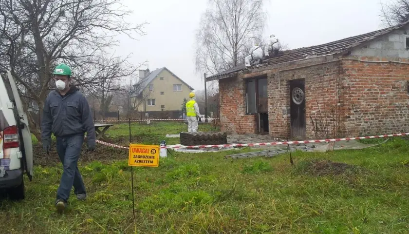 Co zrobić z eternitem zdjętym z dachu? Bezpieczne usunięcie i utylizacja