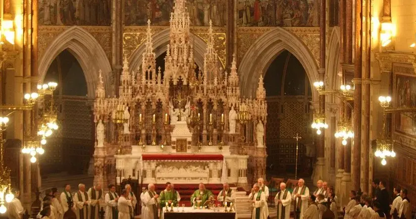 Triduum paschalne ile trwa msza? Czas trwania i znaczenie każdej mszy