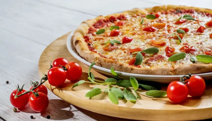Jak podgrzać mrożoną pizzę w mikrofali, aby nie straciła smaku