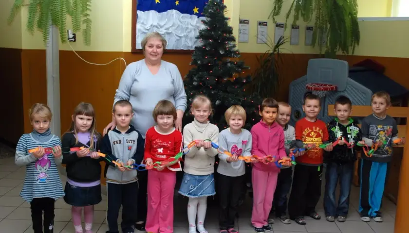 Jak elegancko ubrać dziecko na choinkę szkolną: praktyczne wskazówki