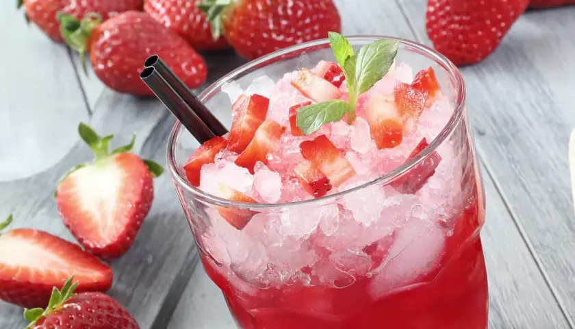 Pyszny drink z mrożonych truskawek i wódki, który orzeźwia każdego
