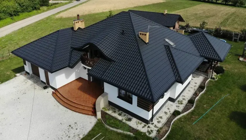Ile kosztuje pokrycie dachu blachodachówką? Zaskakujące ceny i wydatki