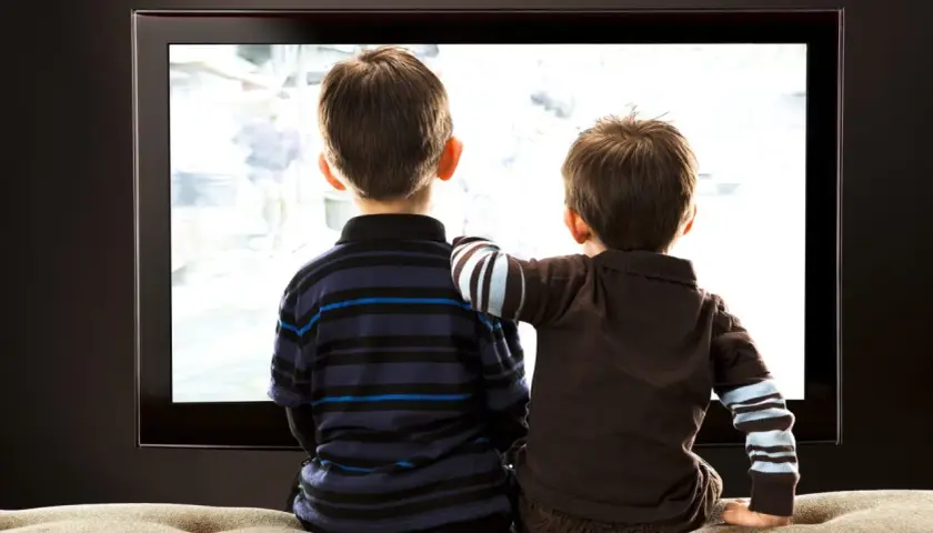 Czy oglądanie telewizji po ciemku naprawdę szkodzi wzrokowi? Fakty i mity