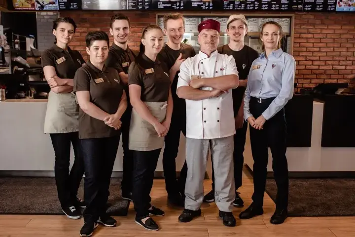 Pełne zestawienie zarobków w KFC: Realne stawki, premie i benefity