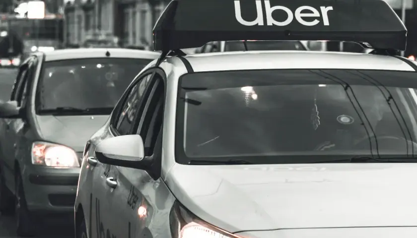 Zarobki w Uber: Realne opinie kierowców na forach internetowych