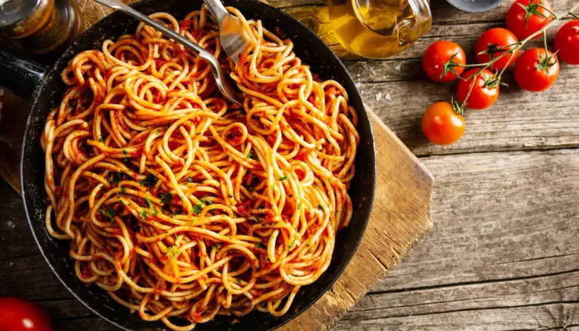Szybkie spaghetti z patelni - prosty przepis na pyszne danie