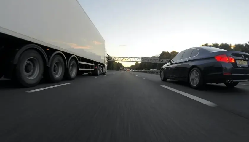 Ile pali ciągnik siodłowy z naczepą? Sprawdź, co wpływa na spalanie