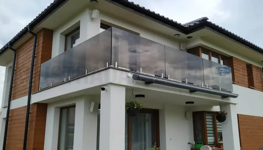 Balustrada szklana na balkon: montaż, zalety i inspiracje