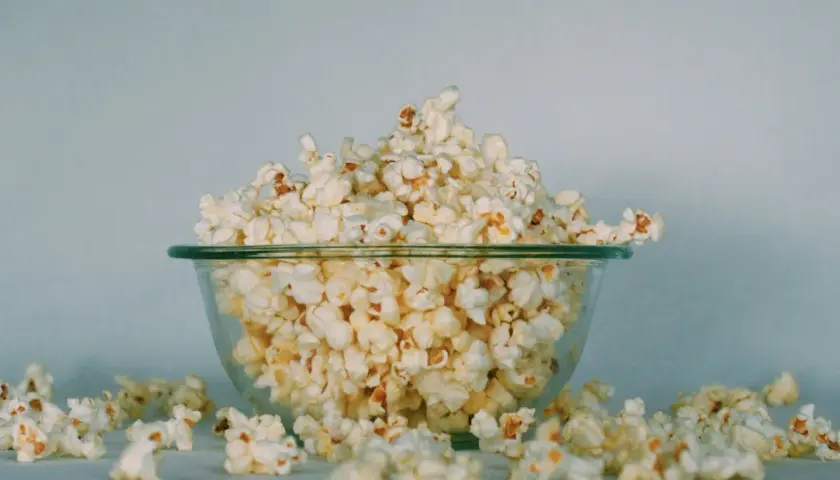 Czy pies może jeść popcorn: Wszystko o bezpiecznym podawaniu przekąski
