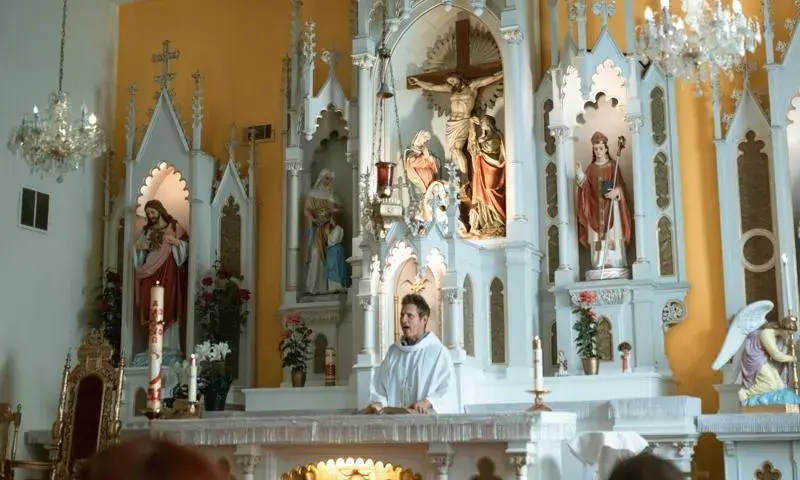 Kto może czytać Pismo Święte w kościele? Zaskakujące zasady i tradycje