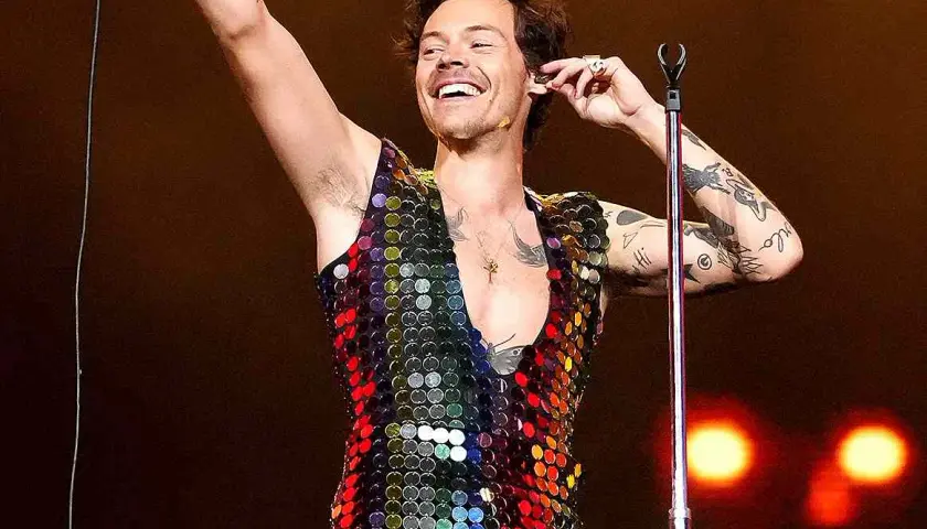 Outfit na koncert Harry Styles: 7 stylowych inspiracji dla fanów