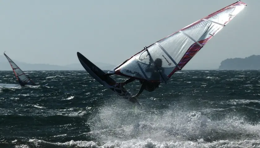 Ile zarabia instruktor windsurfingu? Zaskakujące fakty o wynagrodzeniu