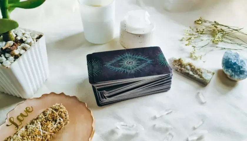 Co to tarot? Odkryj tajemnice kart i ich znaczenie w wróżeniu