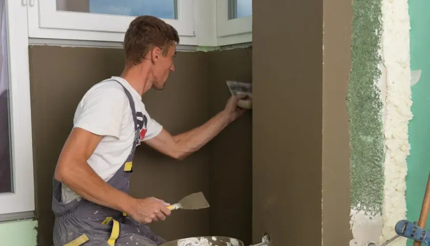 Jak wyrównać ściany w drewnianym domu - skuteczne metody i porady