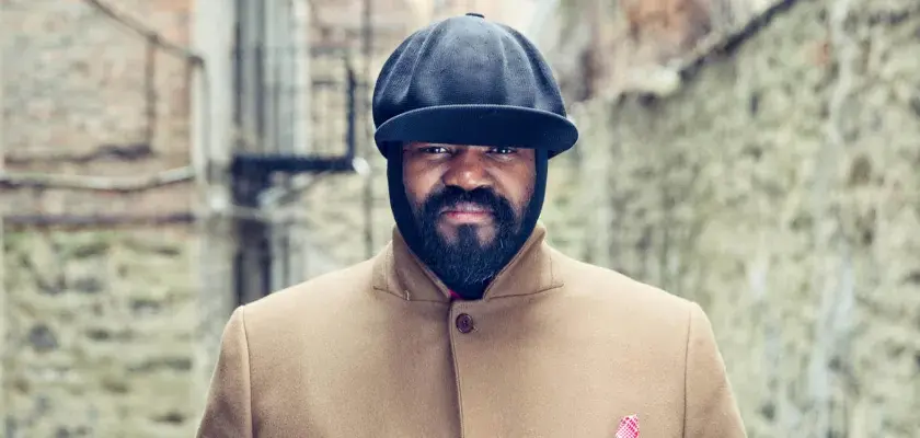 Dlaczego Gregory Porter nosi czapkę? Ciekawe powody i znaczenie stylu.