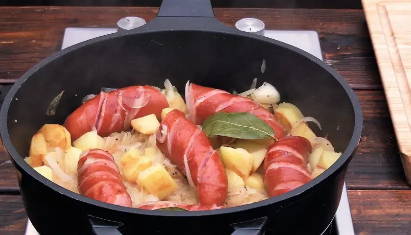 Prosty przepis na obiad z kiełbasą, który zaskoczy Twoich bliskich