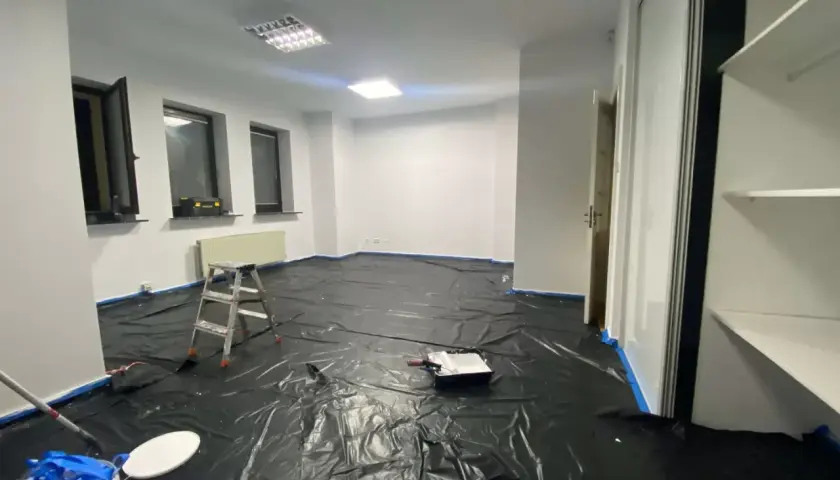 Ile kosztuje malowanie? Poznaj ceny i ukryte wydatki na usługi malarskie