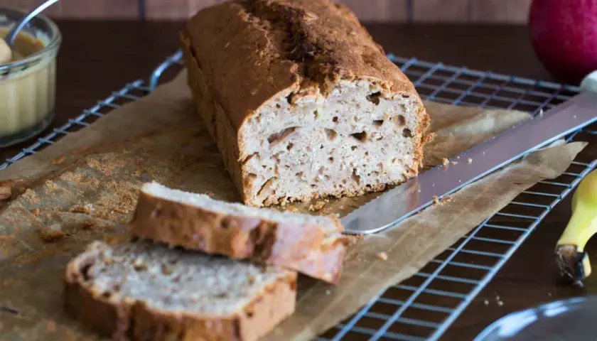 Przepis na Pyszny i Wilgotny Chlebek Bananowy z Jabłkami