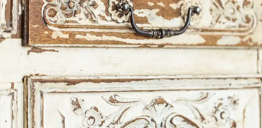 Jak postarzać meble domowymi sposobami: 8 skutecznych technik DIY
