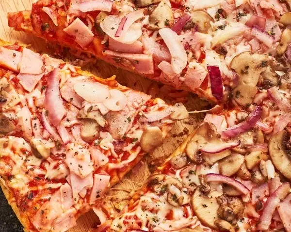 Jak długo piec pizzę mrożoną, aby uniknąć rozczarowania smakiem?