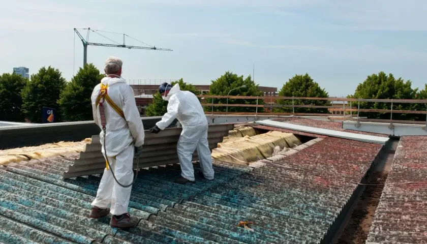 Czy można samemu zdemontować eternit z dachu? Ryzyko i przepisy prawne
