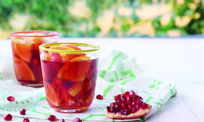 Przepisy na wiosenną herbatę z owocami - aromatyczne domowe napoje