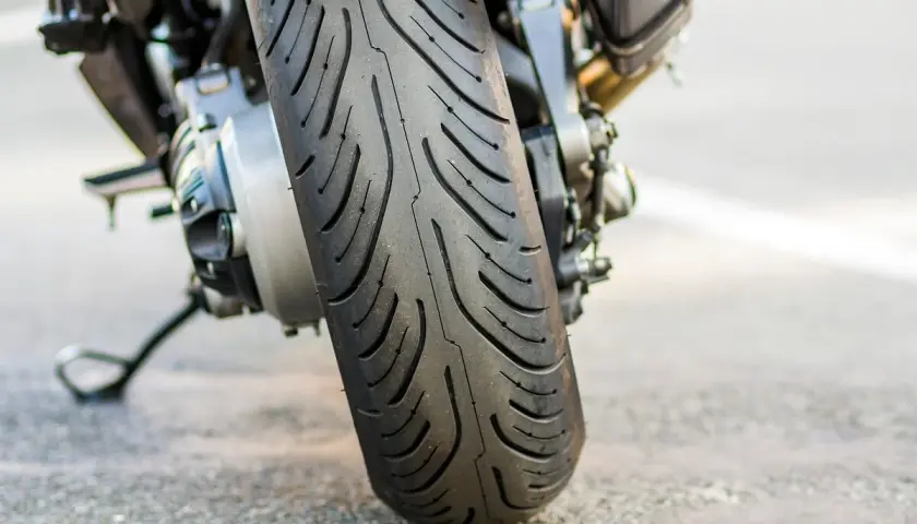 Wymiana opon motocyklowych – jak przeprowadzić ją prawidłowo?