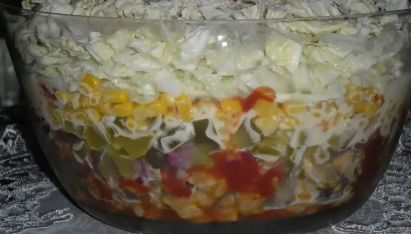 Sałatka gyros jak układać warstwy, aby uniknąć błędów i zachwycić smakiem