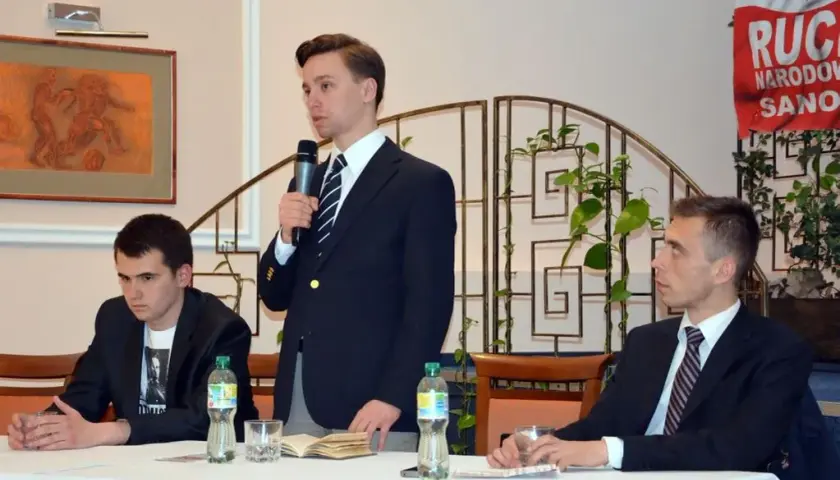 Kto to jest Krzysztof Bosak? Poznaj jego życie i osiągnięcia w polityce
