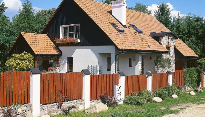 Jak ocieplić stary drewniany dom, unikając problemów z wilgocią?