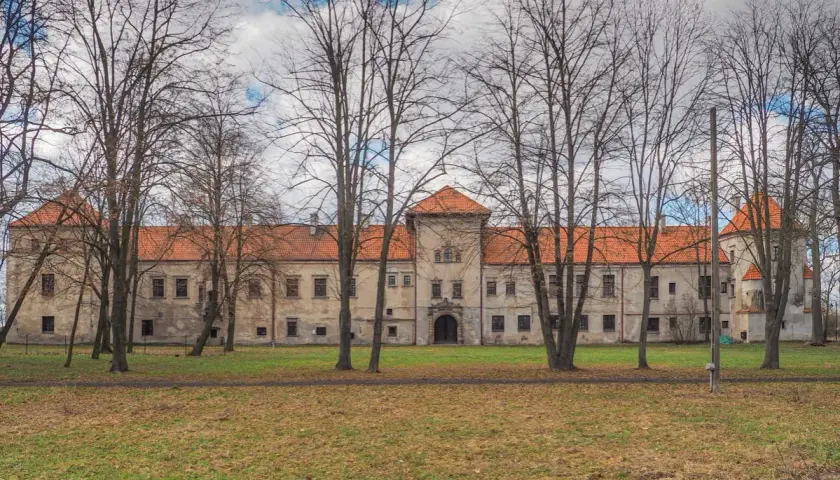 Zamek w Bykach: Historia, architektura i tajemnice rodu Jaxa-Bykowskich