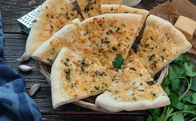 Najlepszy przepis na ciasto czosnkowe, które zachwyci Twoich gości