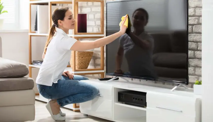 Jak skutecznie czyścić telewizor QLED, aby uniknąć uszkodzeń