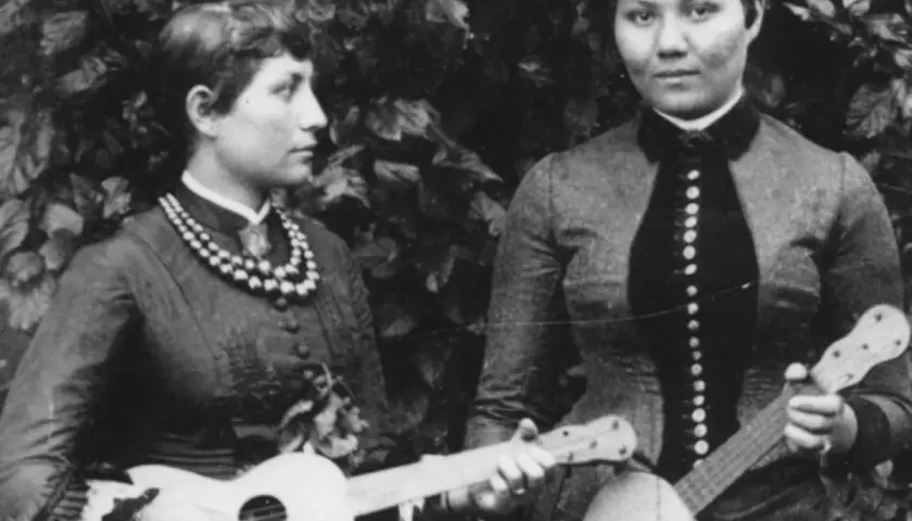 Fascynująca historia ukulele: poznaj prawdziwe pochodzenie hawajskiej gitary