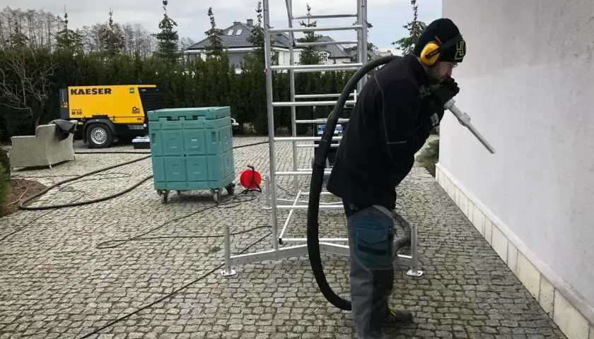 Skuteczne czyszczenie elewacji z błota: proste metody i sprawdzone sposoby