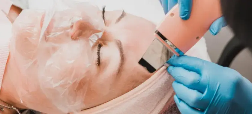 Co daje peeling kawitacyjny? Zobacz efekty i korzyści dla skóry