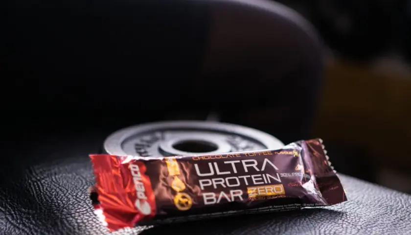 Baton proteinowy przed czy po treningu – co lepsze dla mięśni?