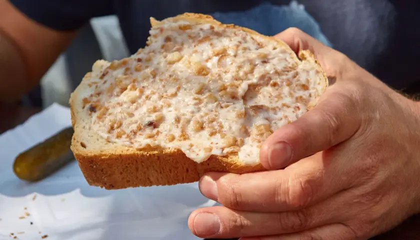 Jakie przyprawy do smalcu ze skwarkami, aby wzbogacić smak?