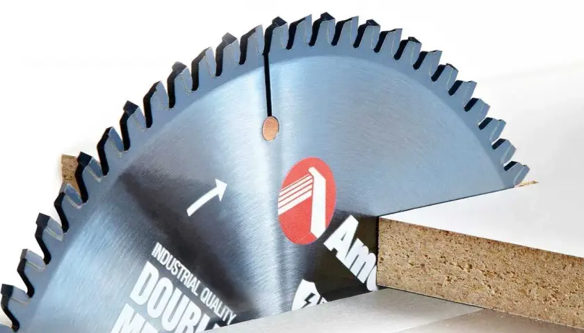 Quelle lame de scie circulaire pour couper du mélaminé sans éclats ?
